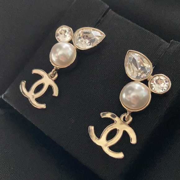 ❗️SOLD/TRADED❗️✨BRAND NEW Limited Edition CHANEL Pearl Crystal Earrings ✨ - Picture 4 of 11